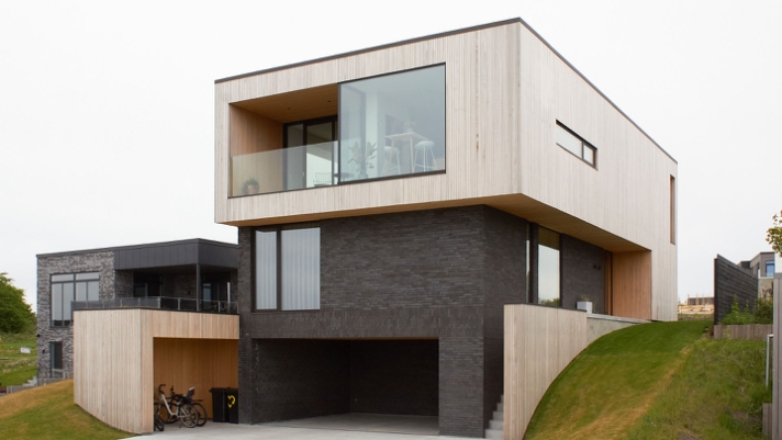 Intet mindre end 10.000 meter trælister skaber rammerne for udemiljøet for denne imponerende udsigtsvilla. .