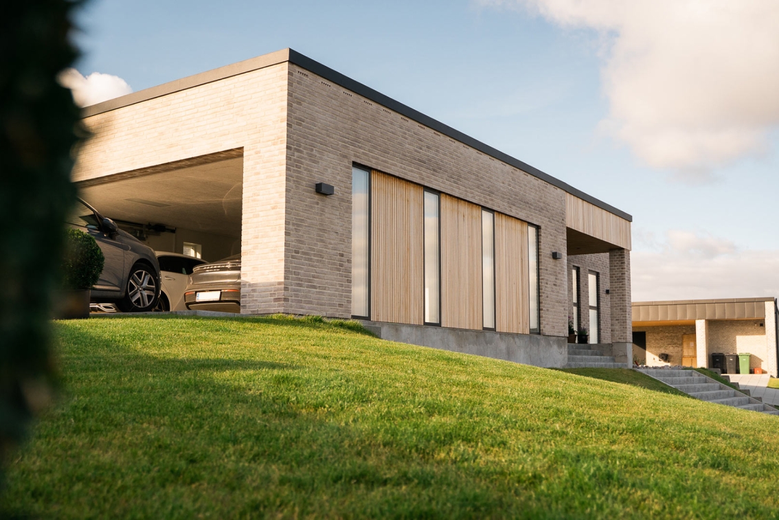 Villa med Thermo-D Ayous facadelister.