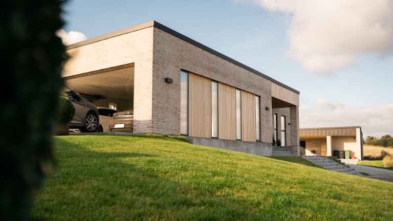 Villa med Thermo-D Ayous facadelister.