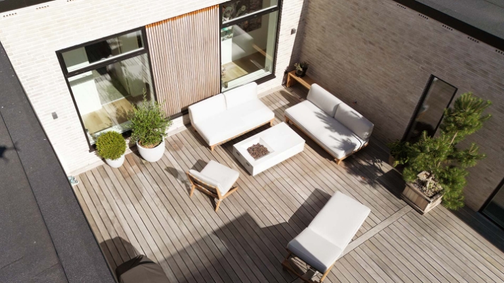 En moderne villa med flere gennemtænkte løsninger i træ..