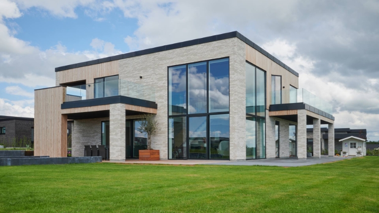 Villa med facadelister i 
Thermo-D Fyr Premium.