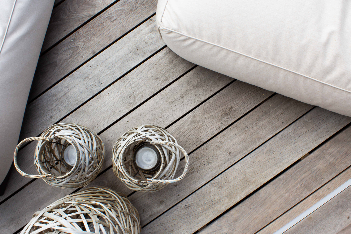 Efterårspleje af træterrassen.