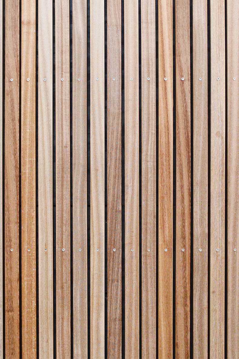 Kom med helt tæt på træfacaden .