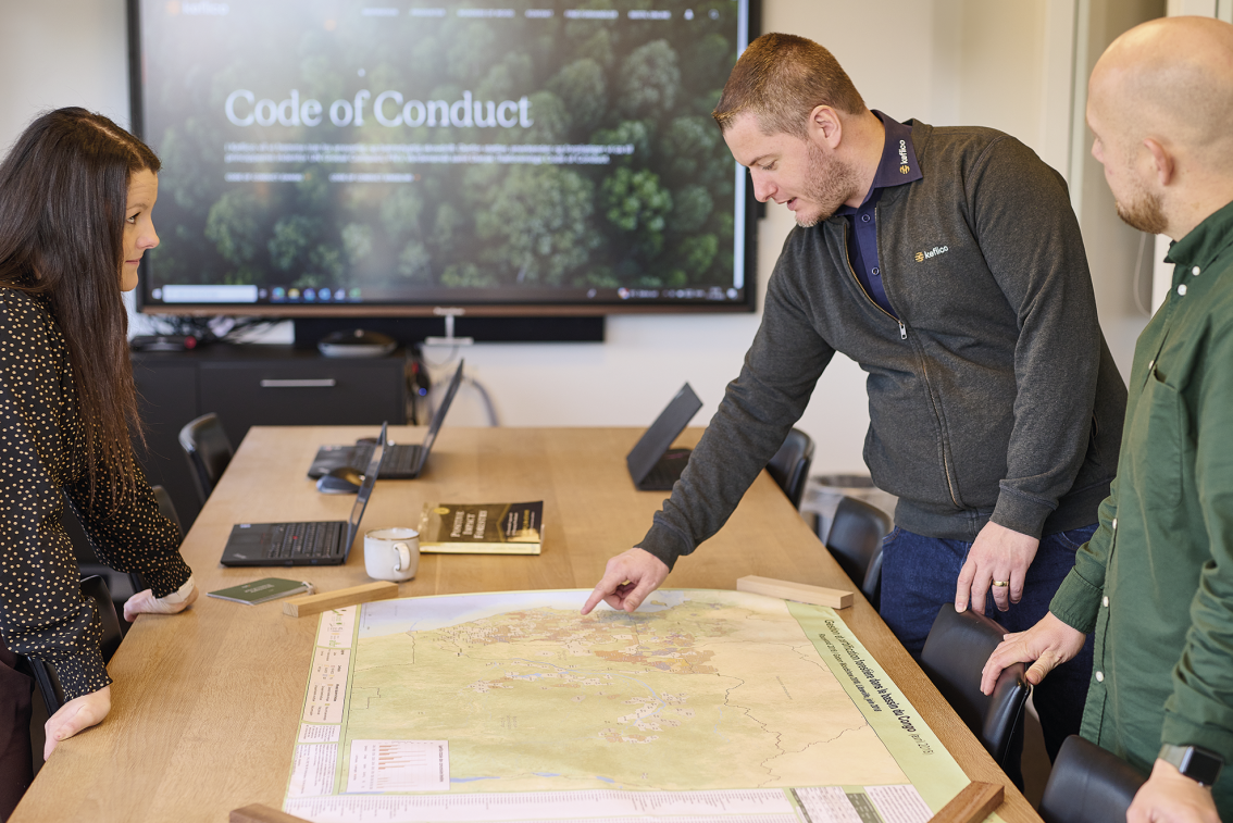 Sådan sikrer vi 
integritet fra skov til stol.