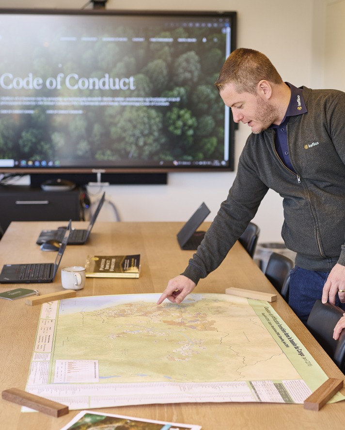 Sådan sikrer vi 
integritet fra skov til stol.