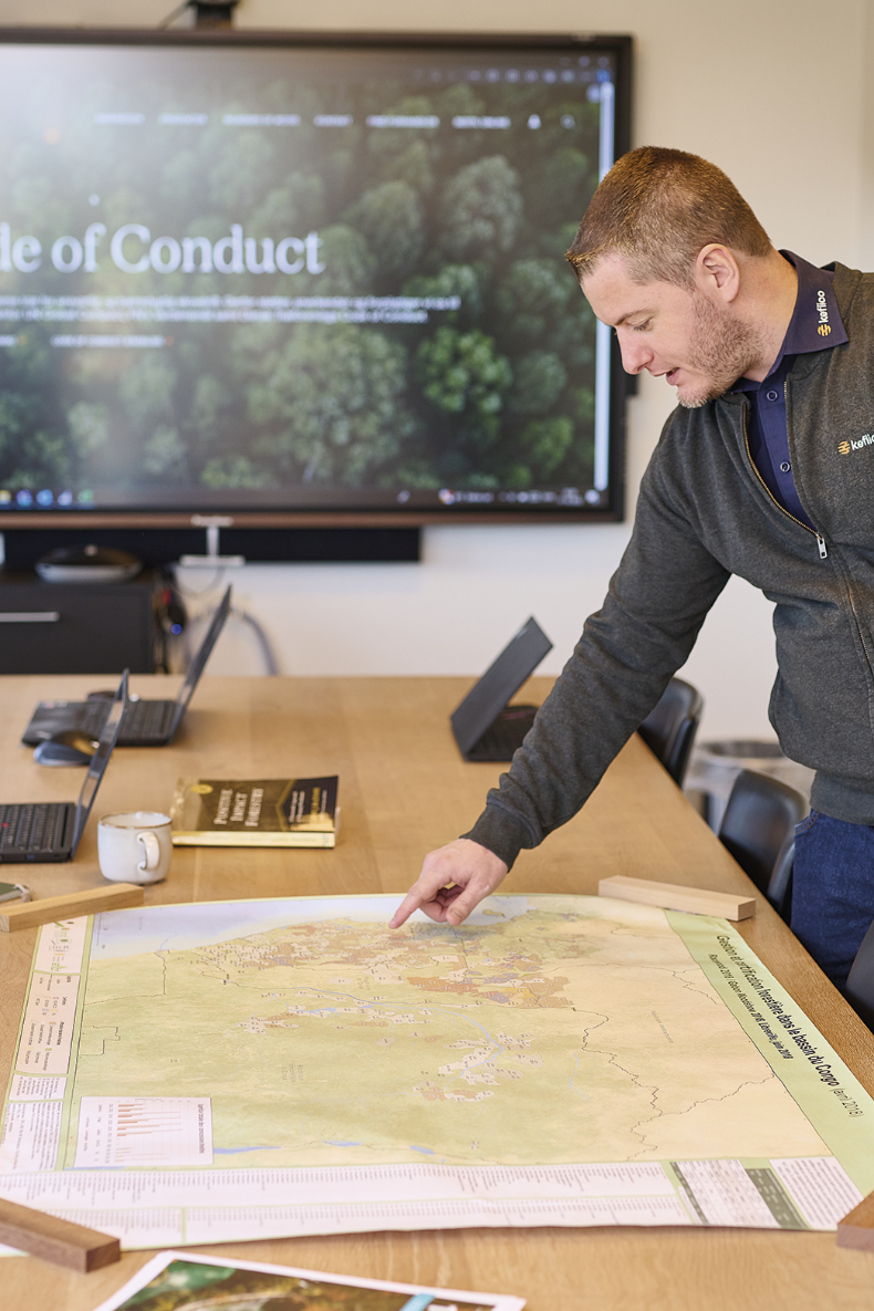 Sådan sikrer vi 
integritet fra skov til stol.