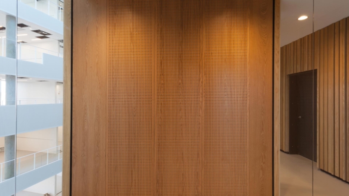 I OPP-byggeriet mødes glas, beton og stål med brandhæmmende træløsninger fra Keflico, der giver varme og forbedret akustik.