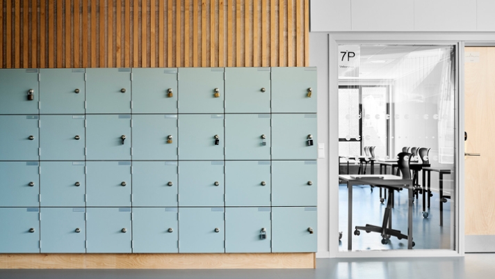 Skolen i Bymidten er et godt eksempel på, at æstetik kan gå hånd i hånd med funktionalitet og god akustik ved brugen af træ..