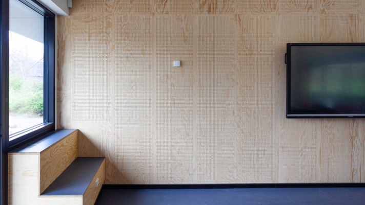 Vemmedrupskolen er transformeret fra træt til tidssvarende med Keflico Design Panels, der forbedrer akustik, indeklima og læringsmiljø.