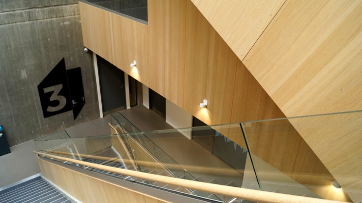 Med træ har Midtbyens Gymnasium skabt et unikt og moderne uddannelsesmiljø..