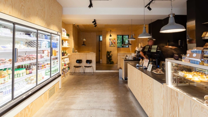 Hos Bageriet BRØD er vægbeklædningen i fyrkrydsfiner med til at give bageriet en helt særlig karakter og hyggelig atmosfære for de mange brødflove gæster.  .