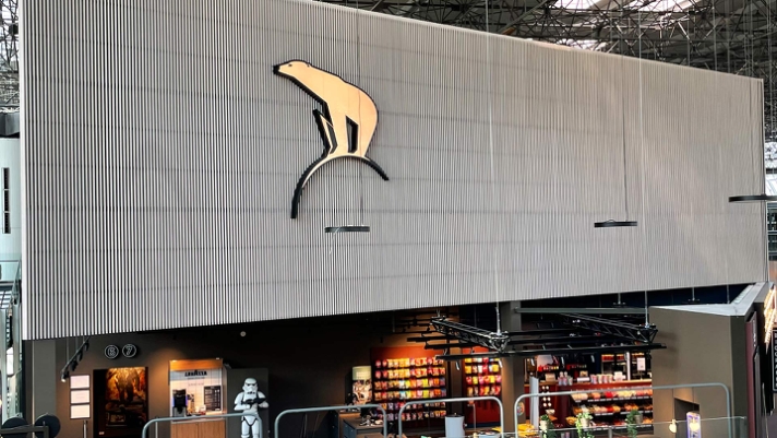 De smukke løsninger fra Laudescher LINEA er et helt oplagt materialevalg til den imponerende biograffacade midt i City 2..