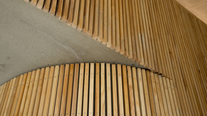 Unik specialforarbejdet løsning i asketræ 
og askefinerede plader..