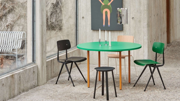 Funktionel og smuk serie af borde fra HAY. Den bløde bordplade i træ møder de rå bordben i stål. Resultatet taler for sig selv. .