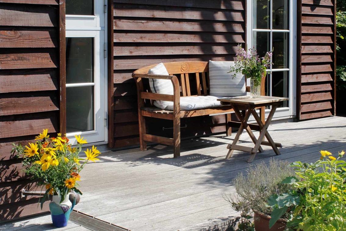 Kolonihavehus med
Bangkirai-terrasse.