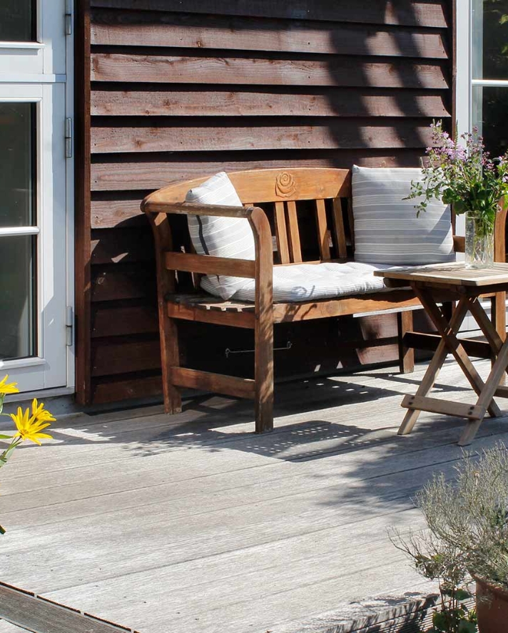 Kolonihavehus med
Bangkirai-terrasse.