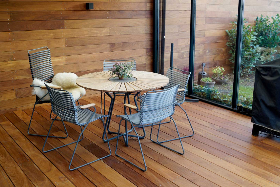 Rækkehus med
Cumaru-terrasse.