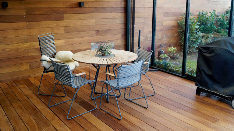 Rækkehus med
Cumaru-terrasse.