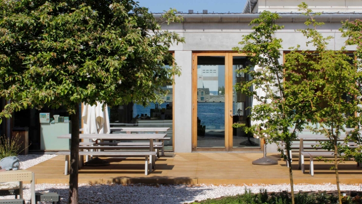 Gårdhaven i hjertet af Utzon Center er en skøn, sanselig oplevelse, hvor den unikke terrasse i egetræ skaber et fristed midt i det pulserende byliv..