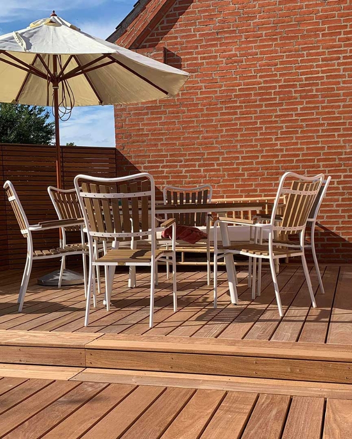 Hus med 
Ipé-terrasse.