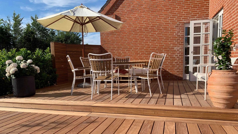 Hus med 
Ipé-terrasse.