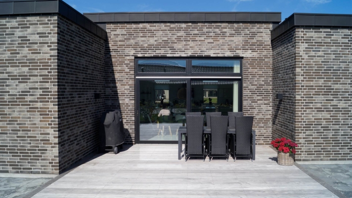 Ensartet og flot grålig overflade er resultatet af den naturlige patineringsproces, som terrassebrædderne i Ipé gennemgår over tid..