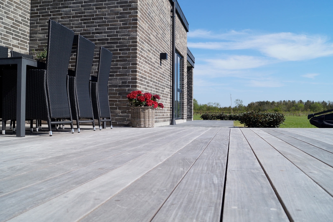 Villa med patineret 
Ipé-terrasse.