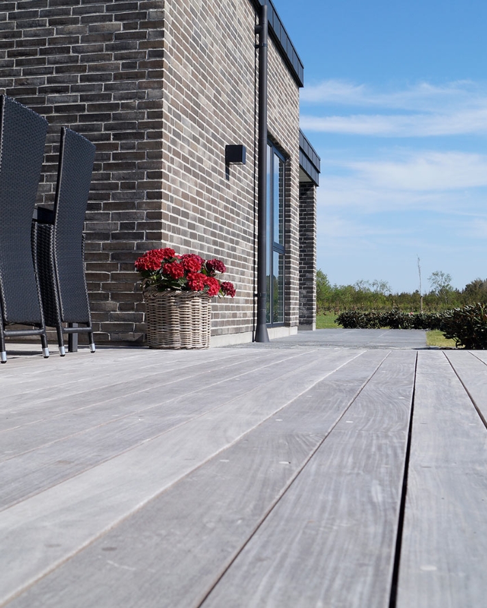 Villa med patineret 
Ipé-terrasse.