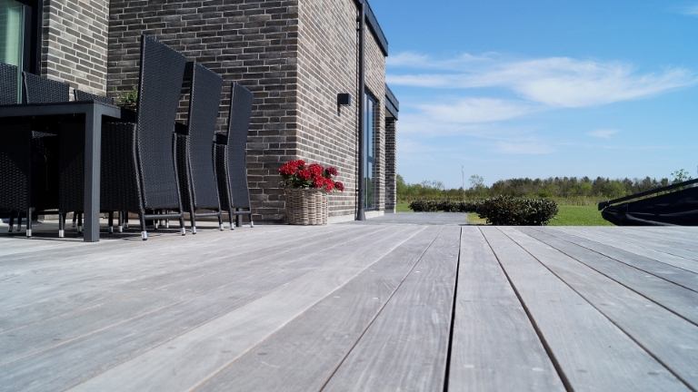 Villa med patineret 
Ipé-terrasse.