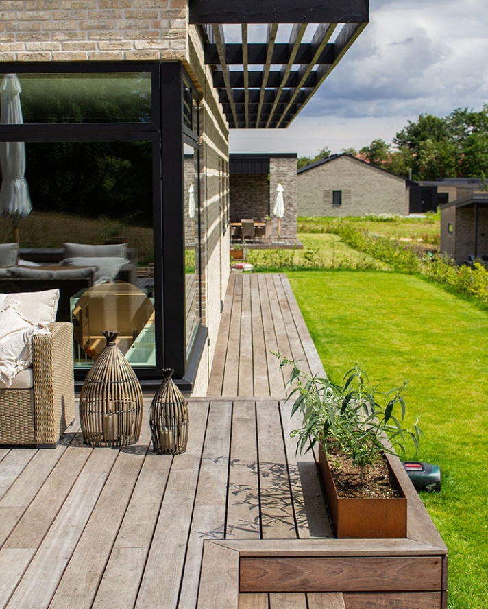 Funkisvilla 
med patineret 
Jatoba terrasse.