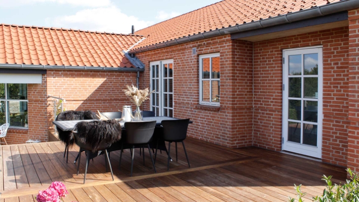 Kombinationen af Sucupira-bræddernes unikke særpræg og den røde murstensvilla skaber de perfekte rammer til at nyde en rolig stund med naturen som nærmeste nabo. .