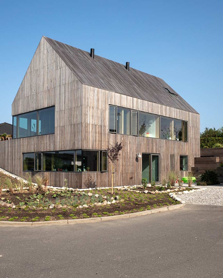 Krydsfiner og terrasse
til Villa Hyrsting.