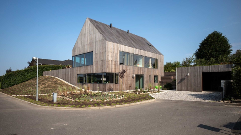 Krydsfiner og terrasse
til Villa Hyrsting.