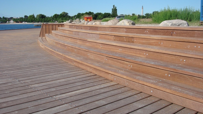 Bæredygtighedscertificeret og modstandsdygtigt
træ til badebroer ved lystbådehavnen Tuborg Havn
nord for København..