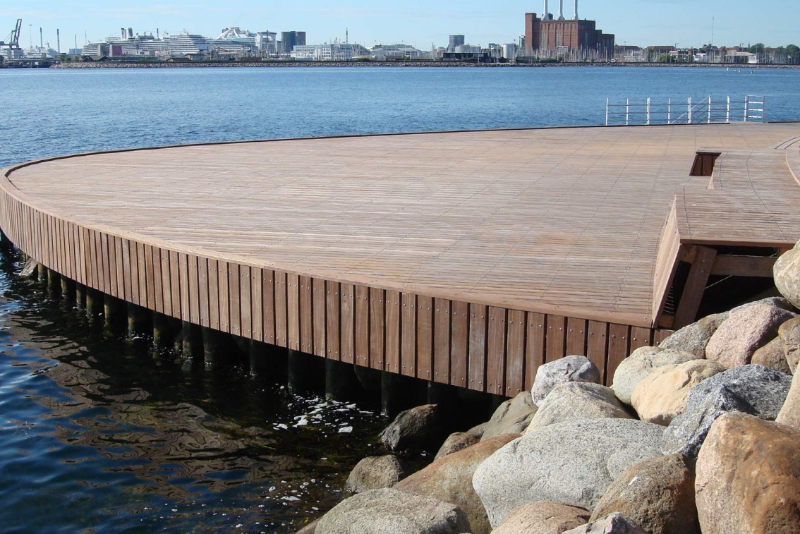 Badebro i Azobé 
til Tuborg Havn.