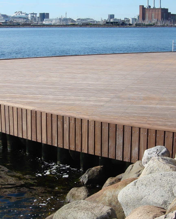 Badebro i Azobé 
til Tuborg Havn.