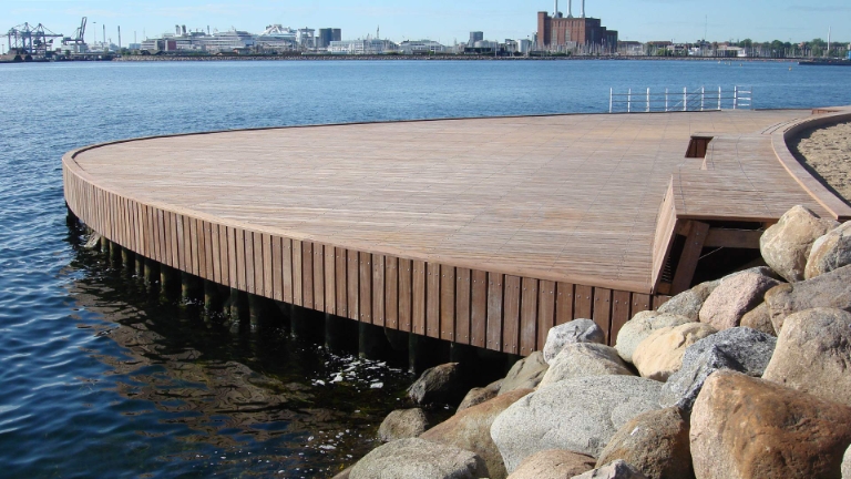 Badebro i Azobé 
til Tuborg Havn.