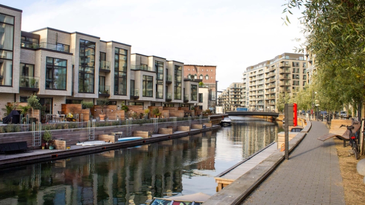 Det holdbare Cumaru-træ danner rammen for udearealerne ved de enkelte huse på Sivholm i København..