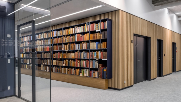 KB32 er forvandlet fra en ældre DSB-bygning til et moderne kontorhus, hvor træløsninger fra Keflico tilfører varme kontraster til beton og stål.