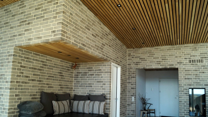 Det tidsløse egetræ danner rammerne 
for en unik loftsløsning - inde såvel som ude..