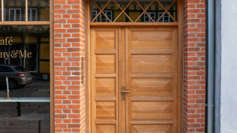 Renovering af vinduer, dør og port.
