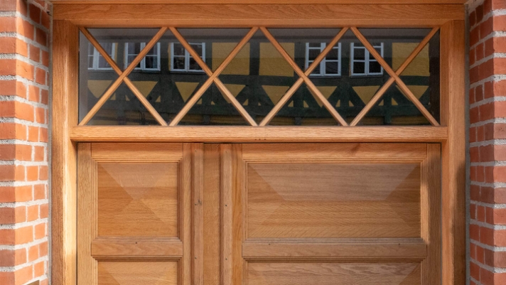 Café med majestætiske  vinduer, dør og port.