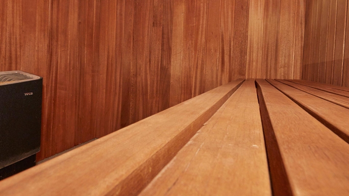 Gløden i Mahogniens overflade skaber perfekte associationer til saunaens varme..