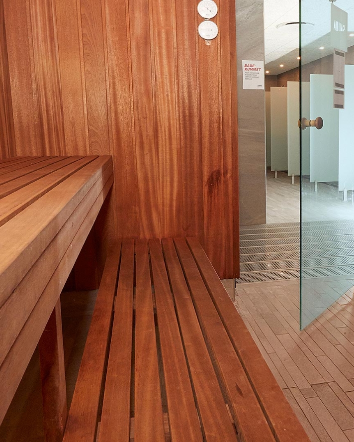 Saunabeklædning 
i Mahogni.