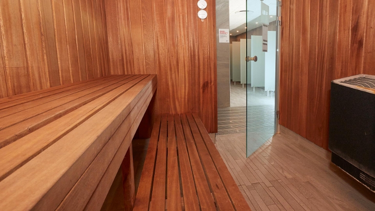 Saunabeklædning 
i Mahogni.