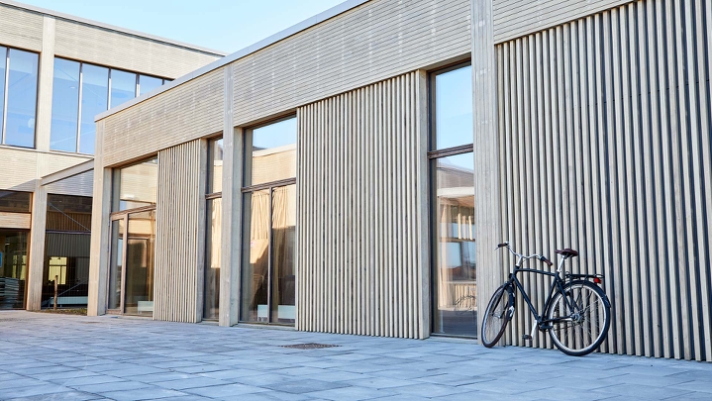 Én af Danmarks første skoler i træ fra top til tå: Et inspirerende læringsunivers for de næste generationer. .