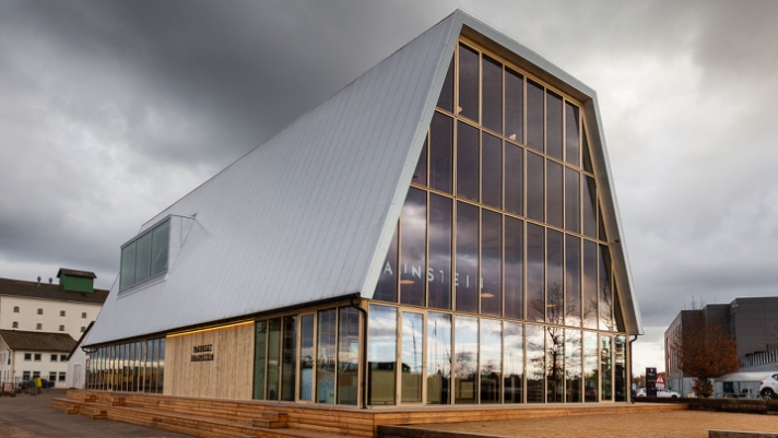 Den imponerende arkitektur for Braunstein bygningen inviterer de havnebesøgende i Køge indenfor. .