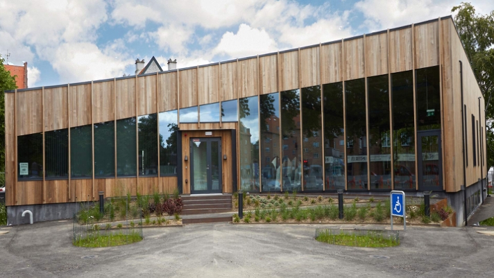 Når træ og arkitektur mødes, skabes der magi. Som her ved Brønshøj Sognecenter..