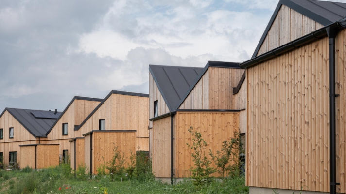 Sømmes Vænge består af moderne og energivenlige boliger, der er beklædt med ThermoWood fra Keflico..