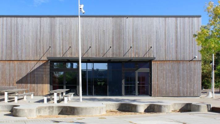 Biblioteket i Gellerupparken står som et varmt samlingspunkt, hvor facaden i Thermo fyr bløder området op og inviterer beboerne indenfor.